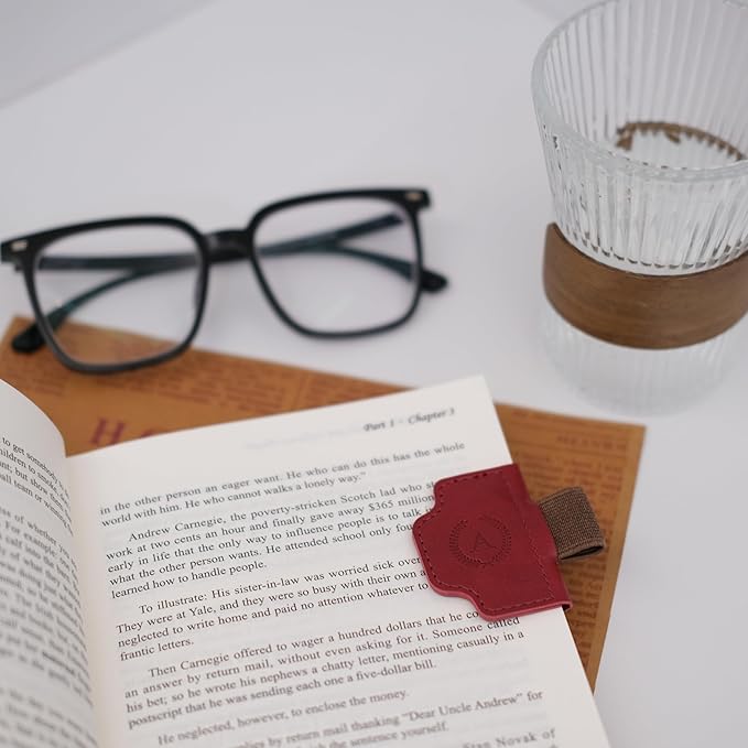 Personalized Magnetic Bygone Mark Bookmark with Pen Holder, 26 Letters Name Initial Custom Leather Book Mark for Women, Gifts for Book Lovers and Readers (Green,L)