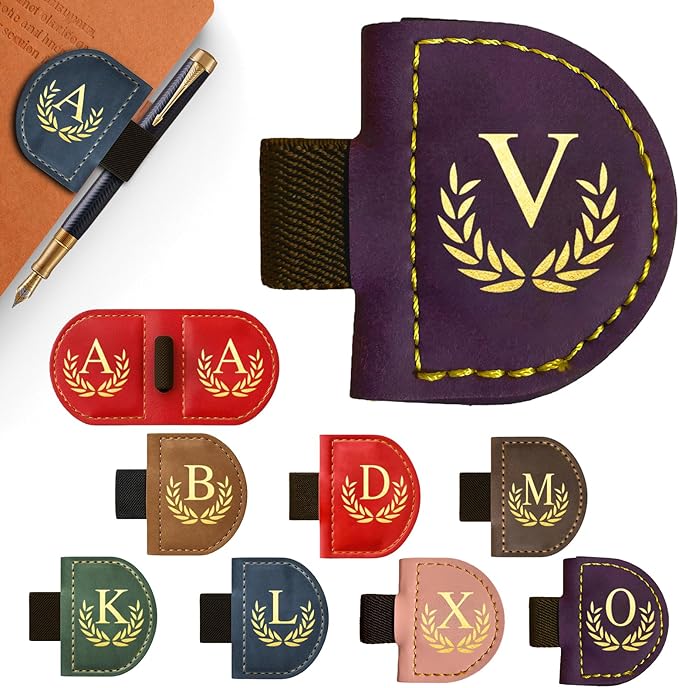 Personalized Leather Magnetic Bookmark with Pen Holder, Custom Bygone Mark Bookmark with Pen Holder, Custom Bookmarks with 26 Letters for Reading Women, Men, Teachers, Book Lovers（Purple，V）